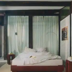 RYE Cubico Bed Frame i Dark Amber – miljøbilde på soverom