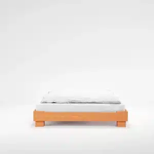 RYE Cubico sengeramme i massiv bøk, Light Amber – frontperspektiv