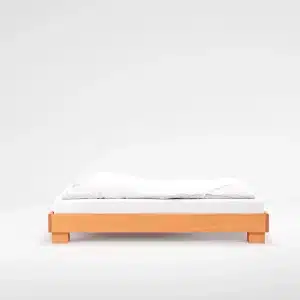 RYE Cubico sengeramme i massiv bøk, Light Amber – sideperspektiv