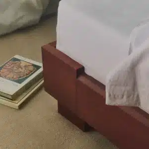 RYE Cubico Bed Frame Dark Amber – hjørneprofil miljøbilde